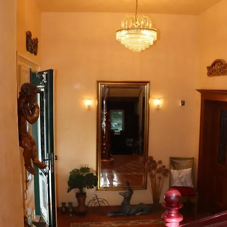 Bomberg Guest house